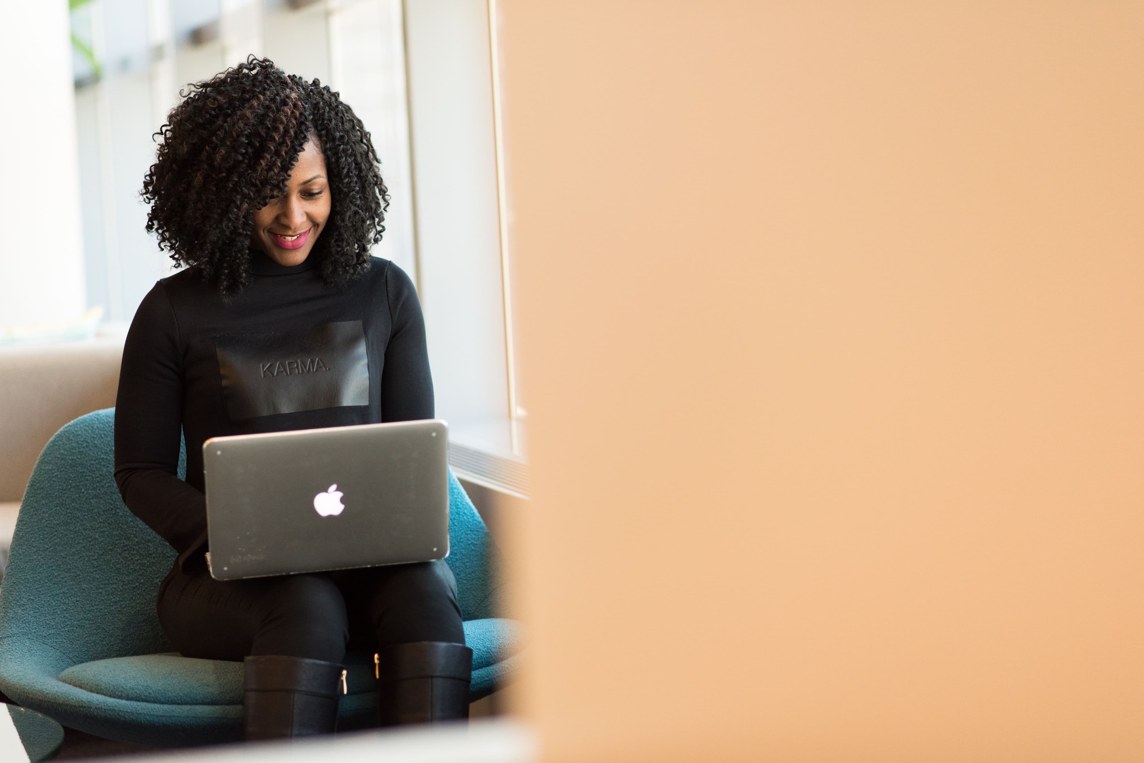 Mujer emprendedora trabajando en una estrategia digital