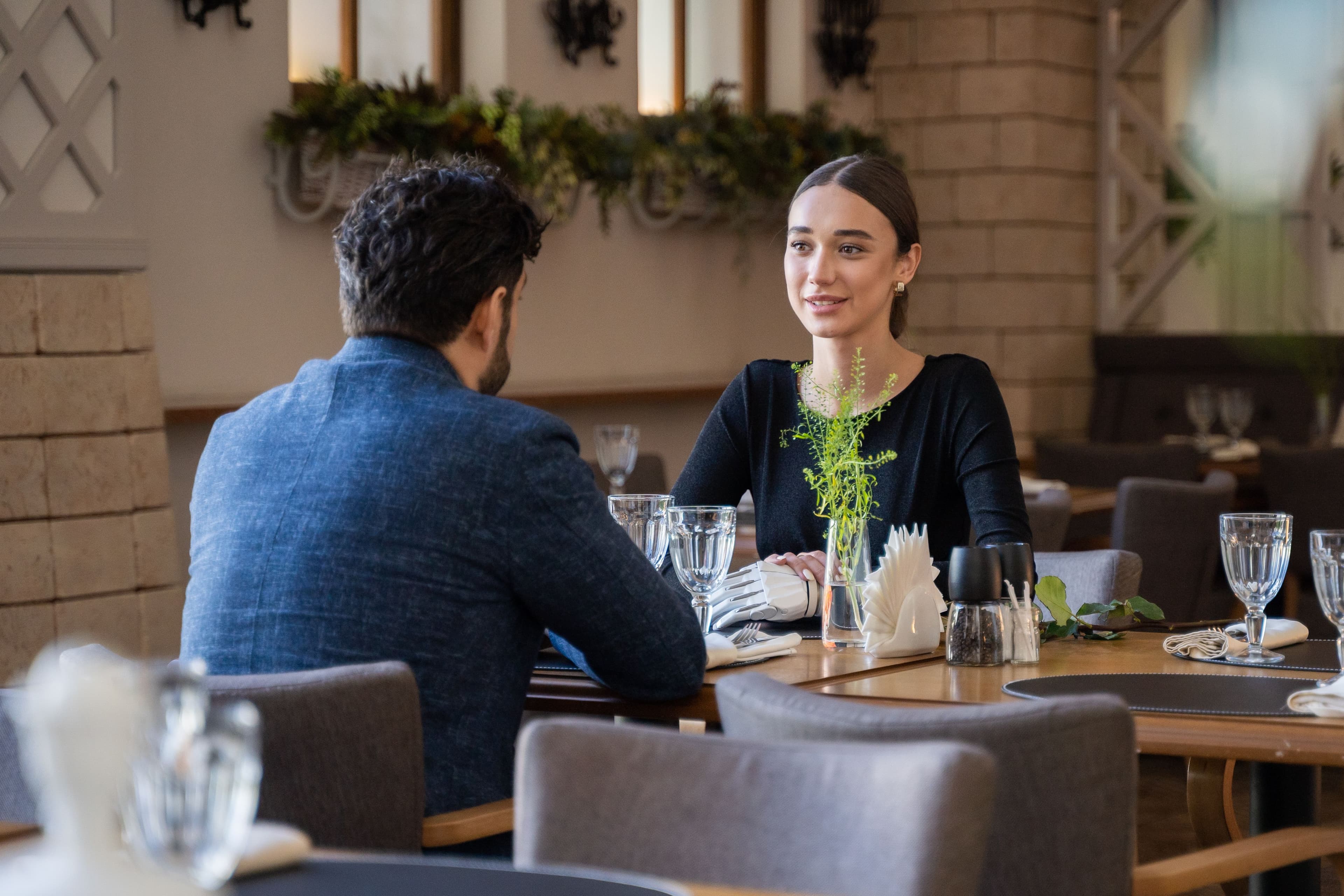 Mujer en una cita reflexionando sobre la conversación