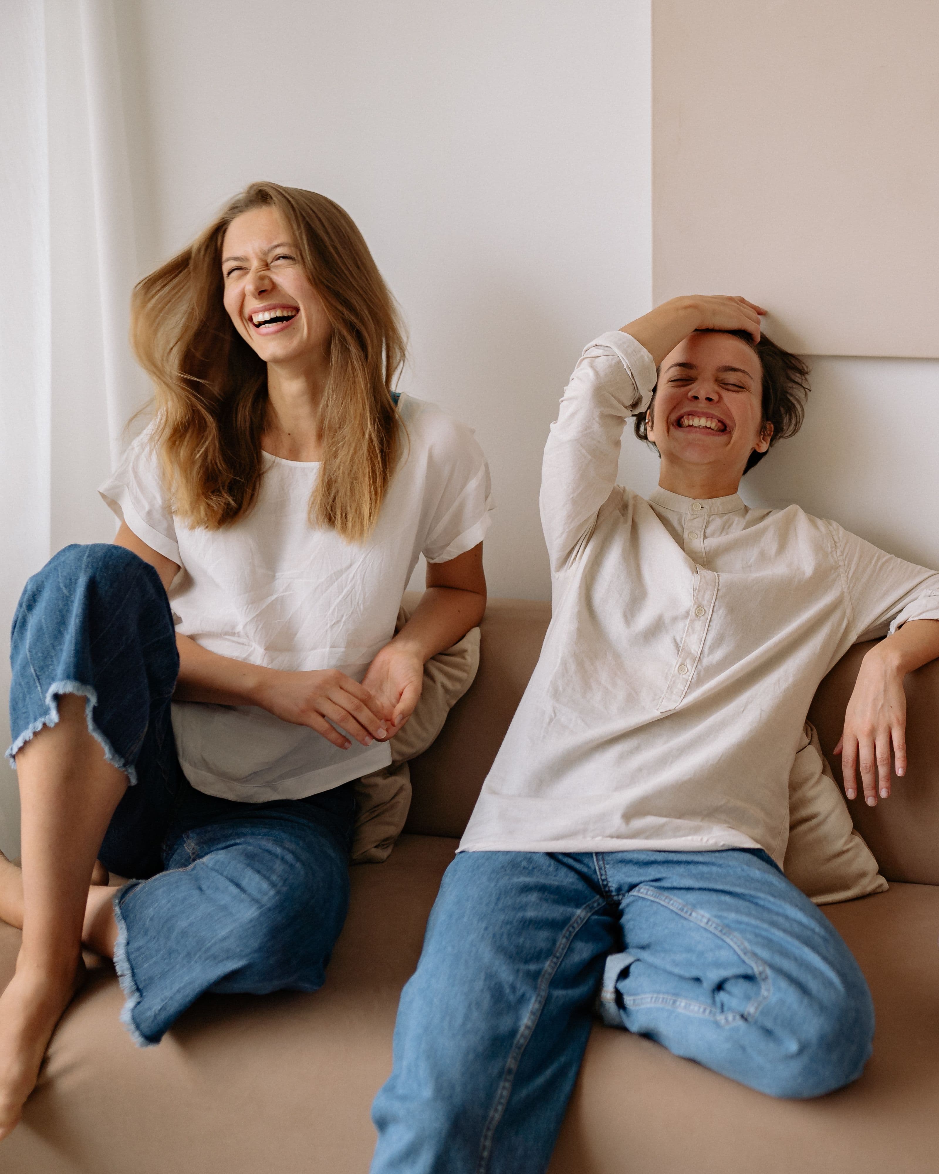 Dos mujeres compartiendo un momento de amistad y conversación