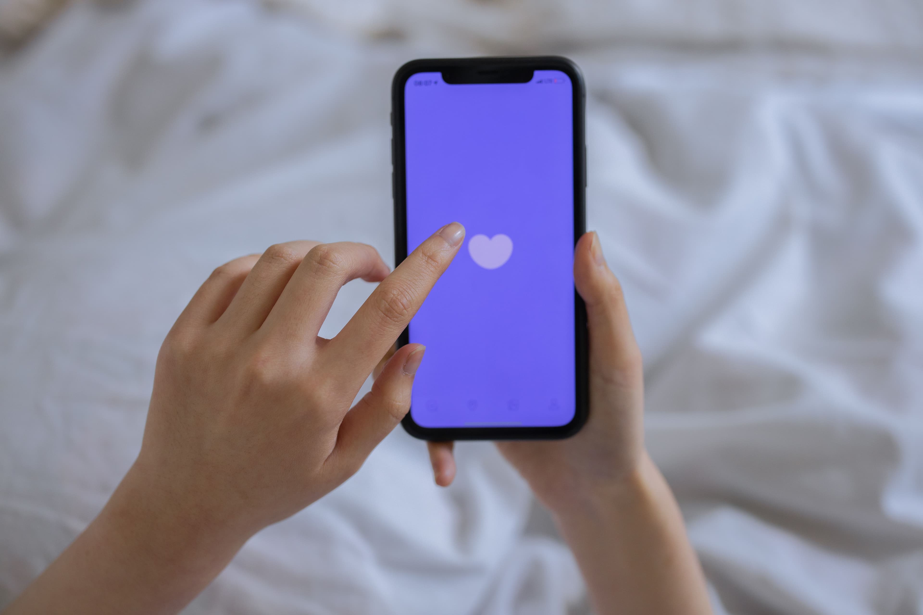 Mujer reflexionando sobre las relaciones y las citas digitales