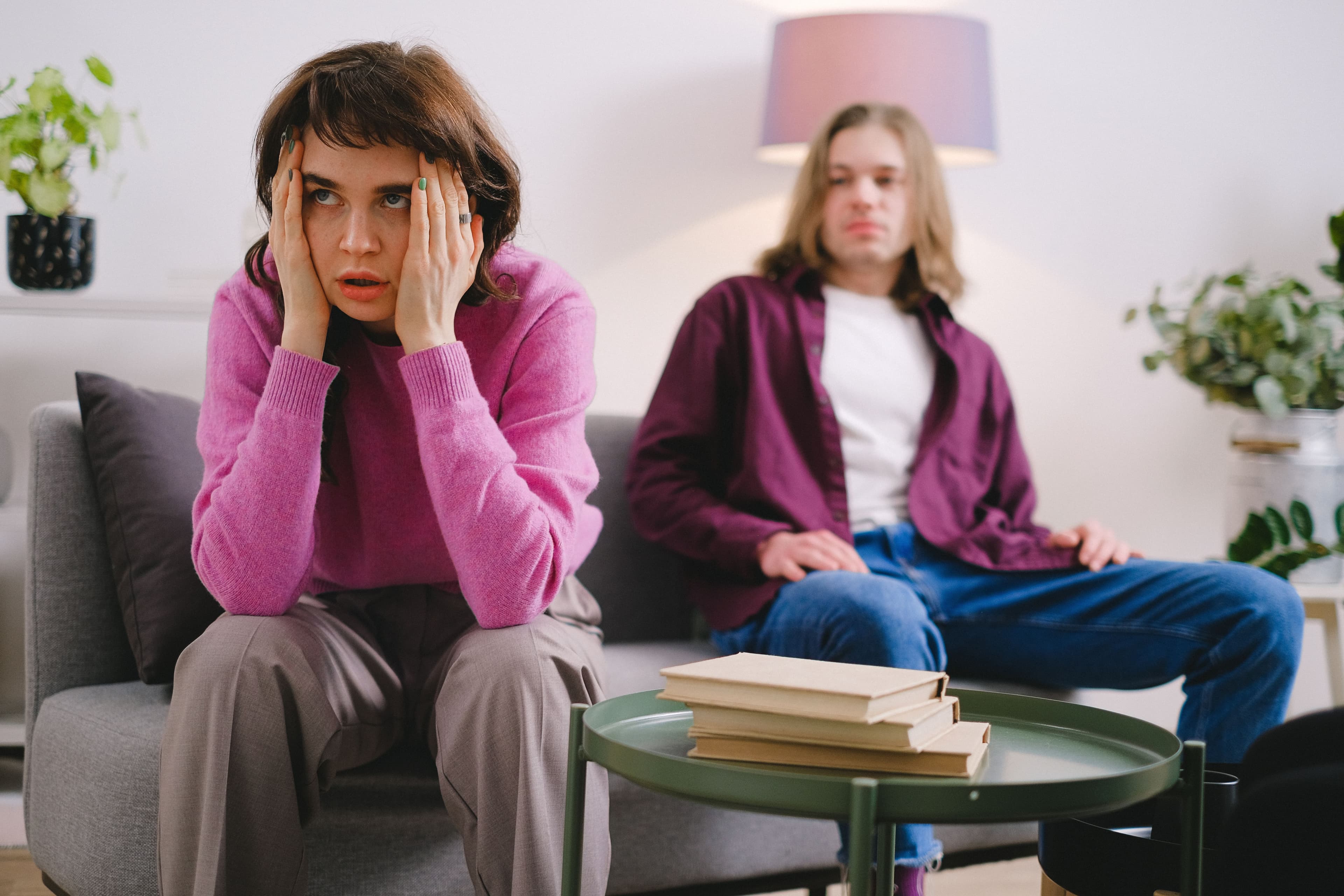 Mujer reflexionando sobre la carga mental y las responsabilidades del hogar