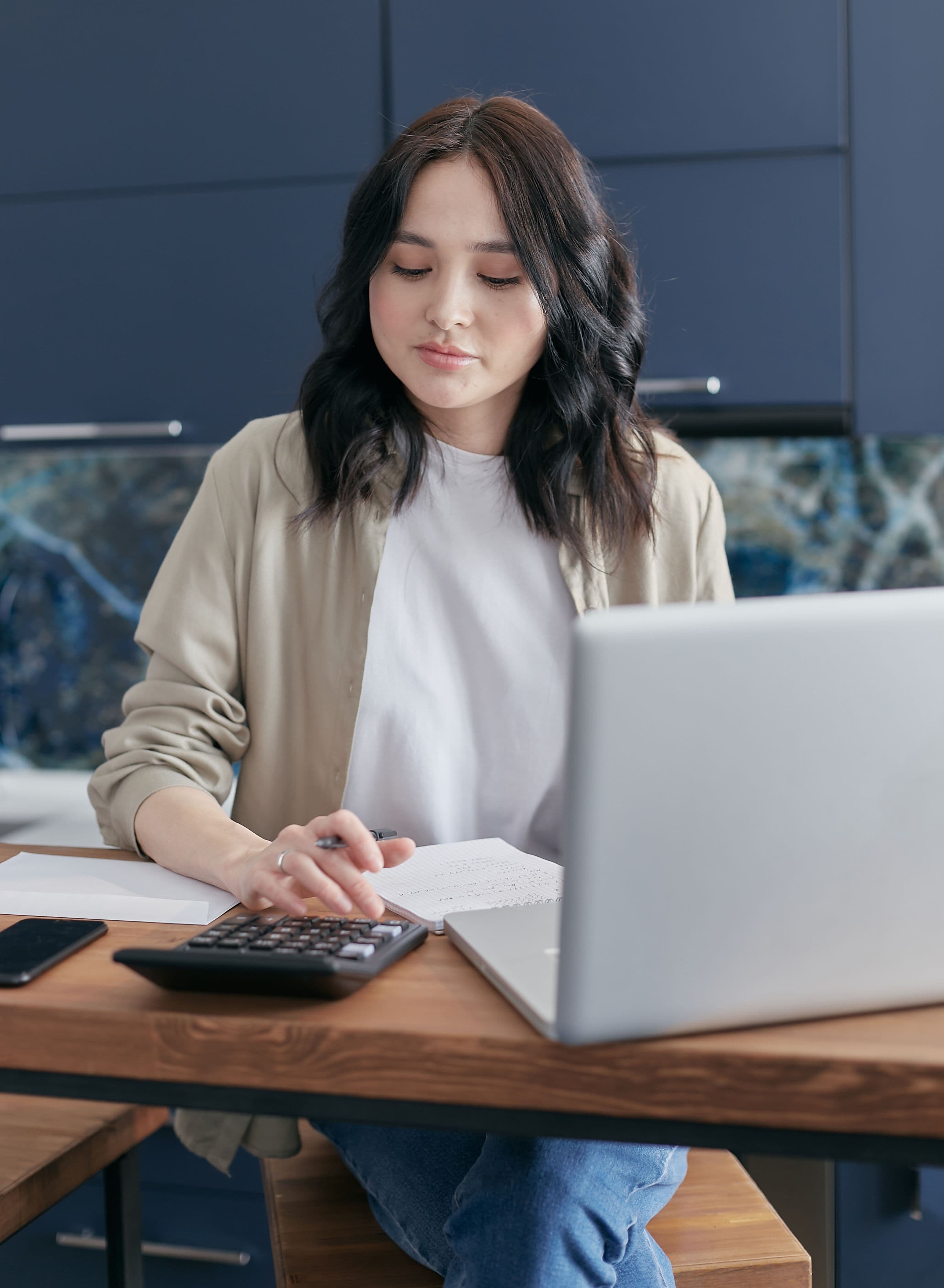 Mujer analizando sus finanzas personales con tranquilidad