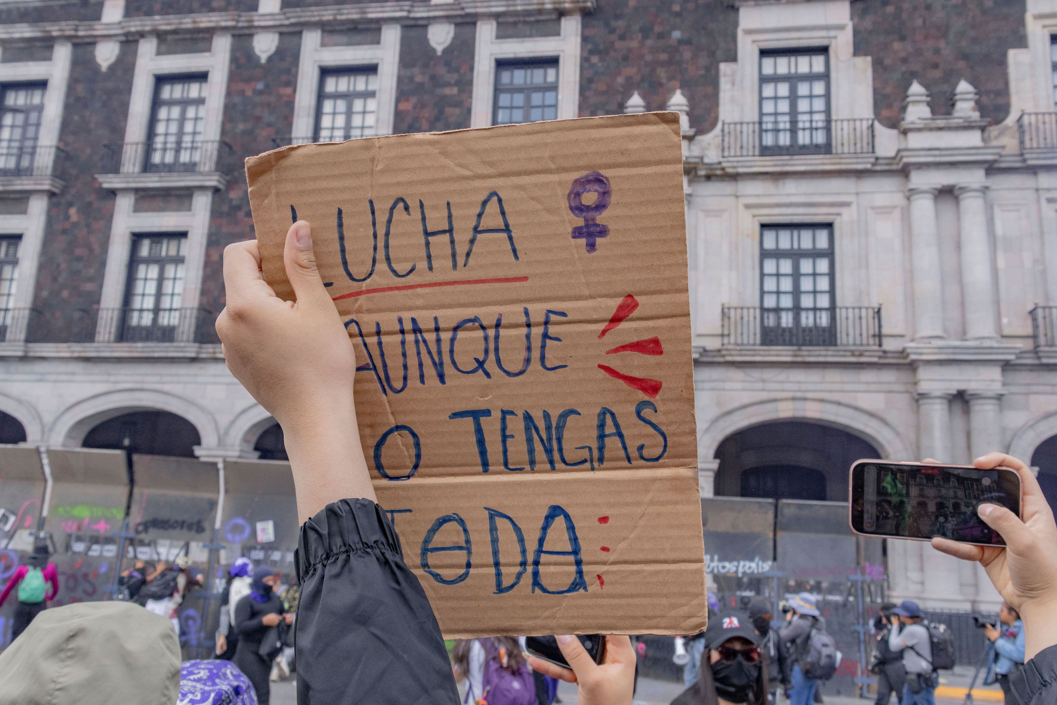 Mujer exigiendo atención asertiva y trato digno ante instituciones de justicia