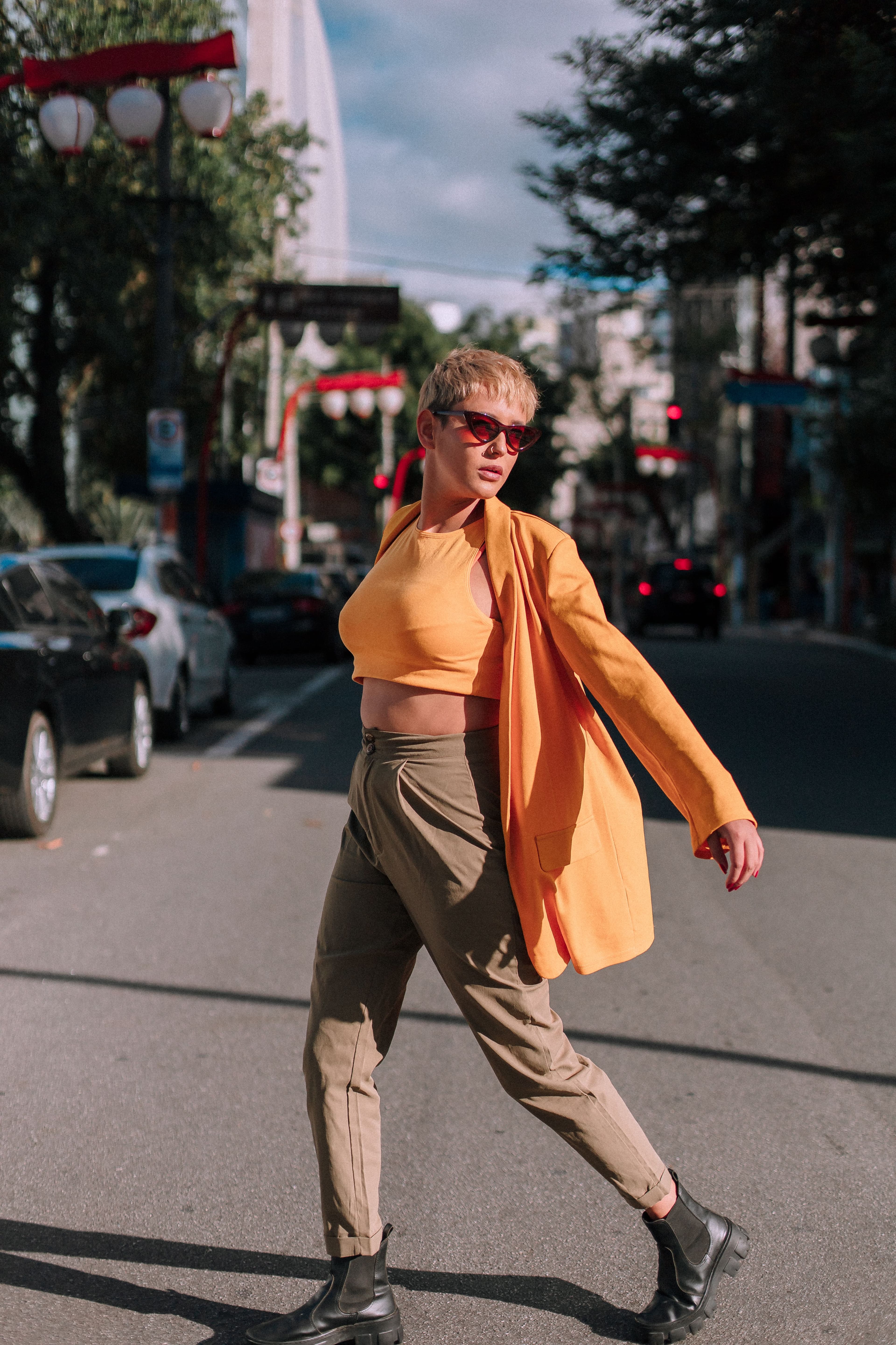 Mujer con estilo contemporáneo disfrutando de moda consciente