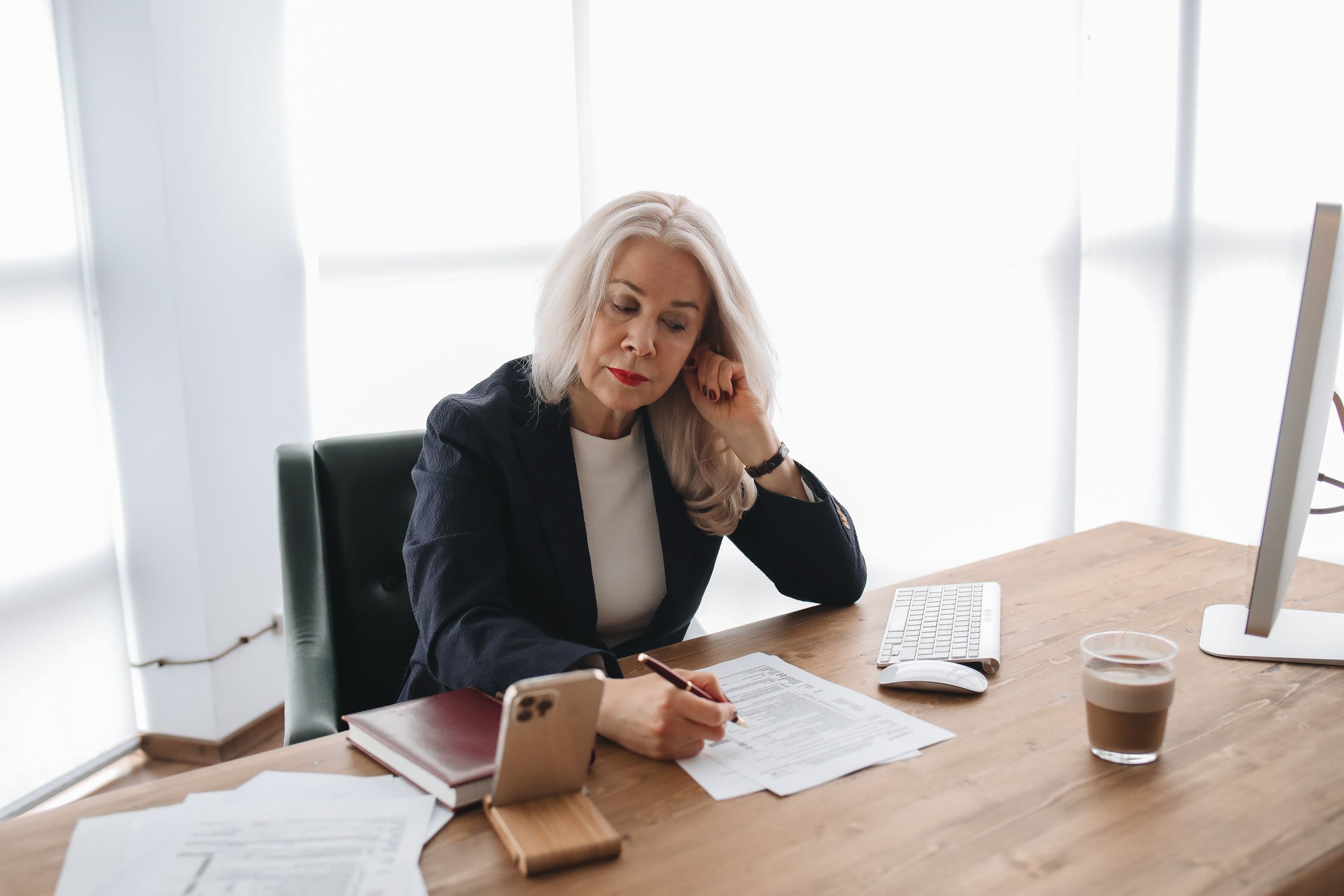Mujer trabajadora revisando su historial de cotizaciones pensionales