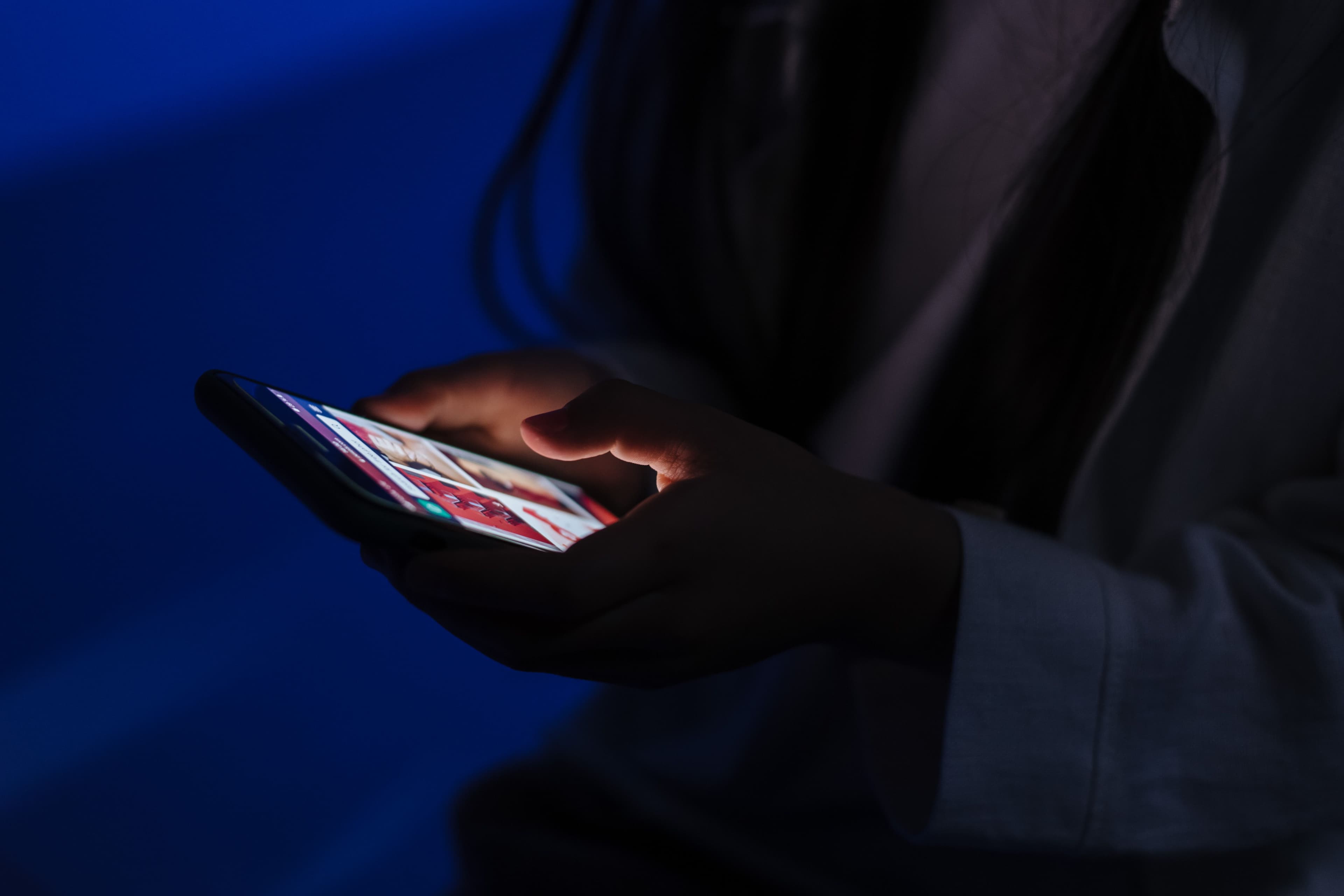 Mujer preocupada usando su teléfono móvil en un contexto de seguridad digital
