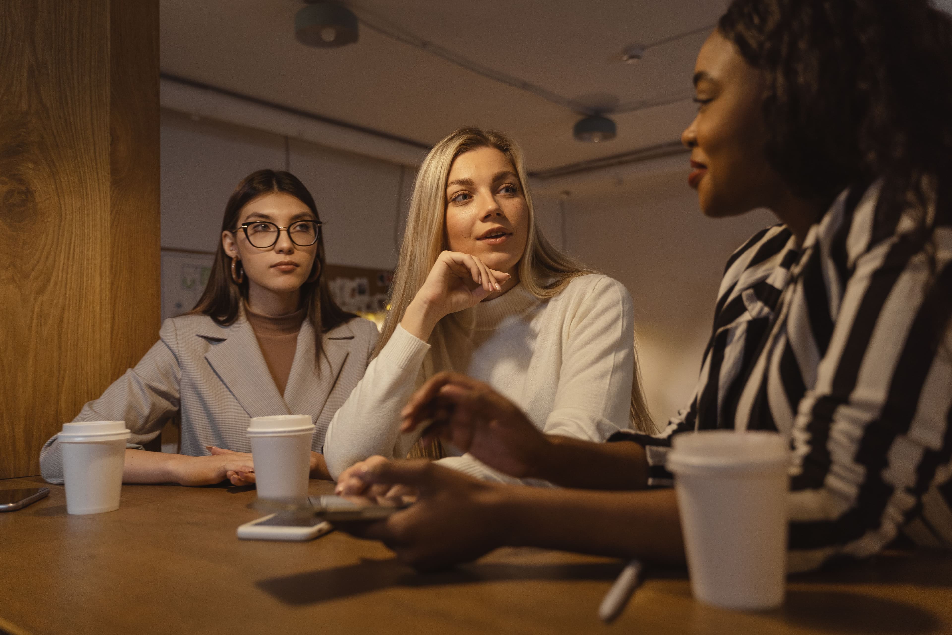 Mujeres conectándose y compartiendo oportunidades