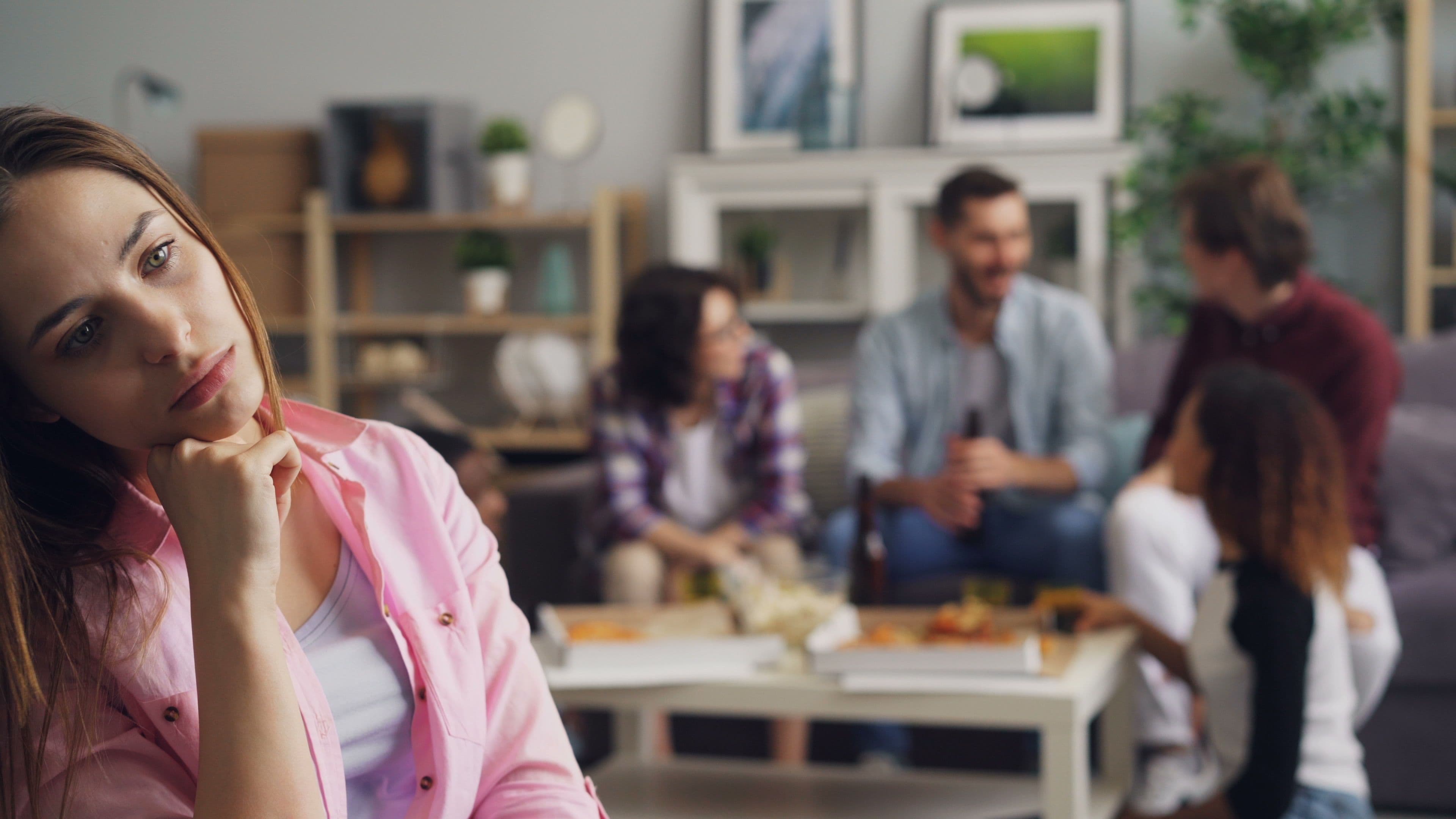 Mujer incómoda durante una conversación en entorno laboral o social